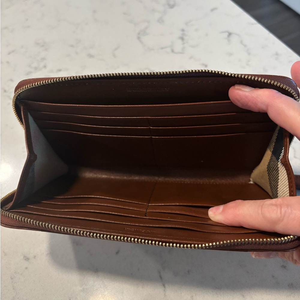 Authentic Burberry Chestnut Leather Zip Wallet made in Italy - Picture 3 of 4